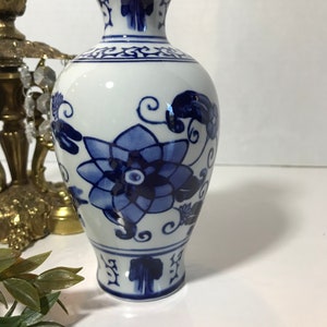 Vintage blue and white porcelain floral vase, Vtg Bombay Company white and blue small vase, Chinoiserie blue and white porcelain petite vase