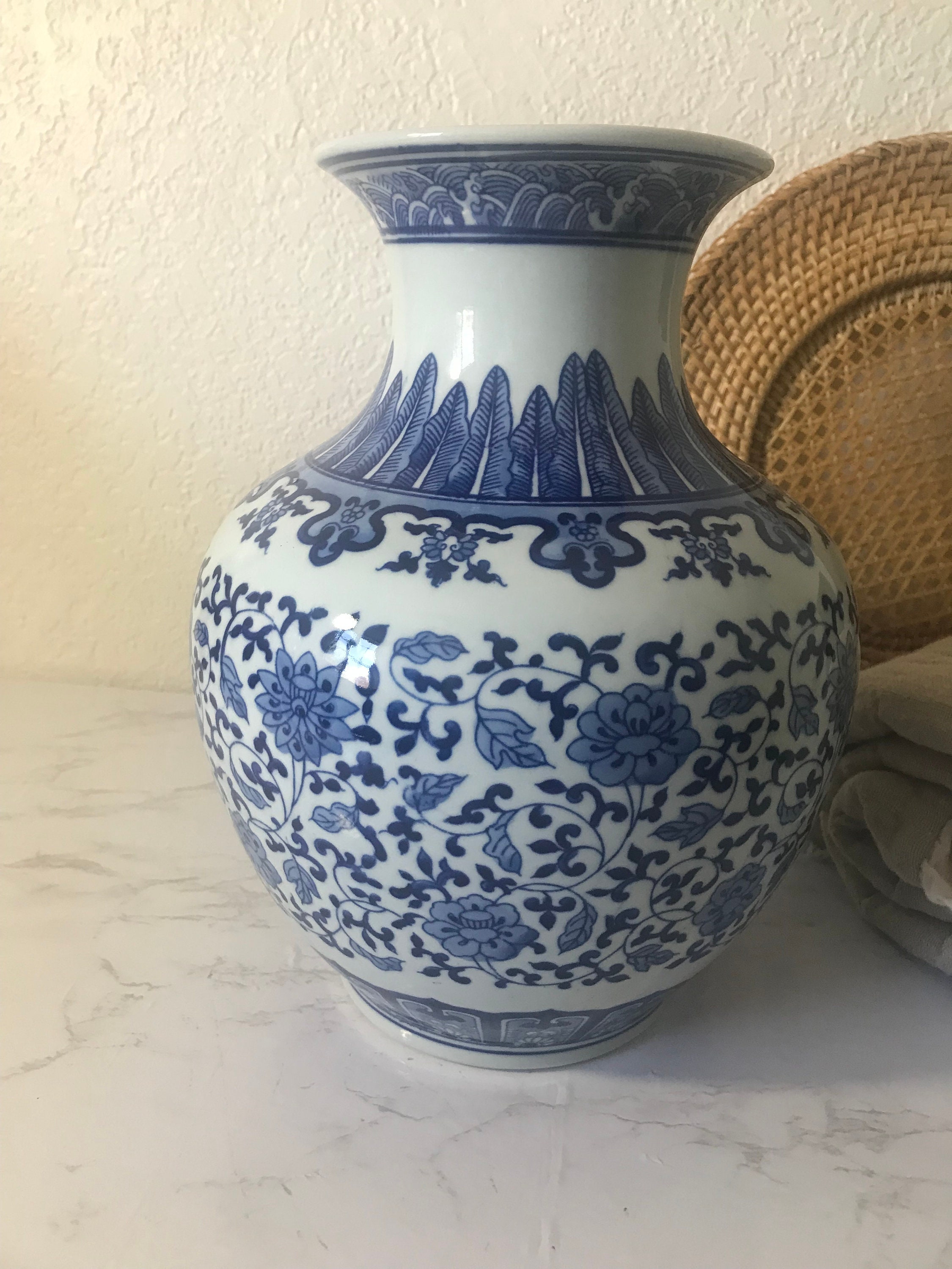 Ballard Designs の青と白のシノワズリスタイルの大きな花瓶、Ballard