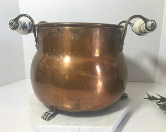 Hervidor de olla de cobre primitivo vintage, olla con patas de cobre desgastada Vtg, recipiente de cobre grande único con mangos de porcelana de latón, olla de cobre