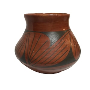 Jarrón de cerámica tribal vintage, escultural y hecho a mano, firmado por Julio Silveira. Jarrón mexicano vintage, pintado a mano y firmado por Julio Silveira, de Mata Ortiz.