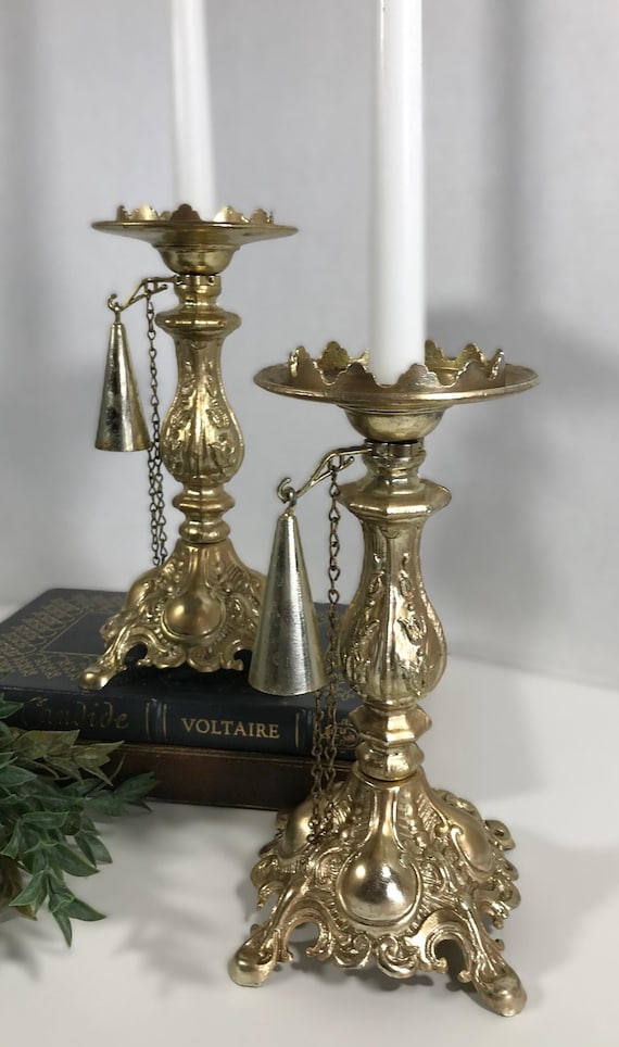 Vintage gold verzierter Kerzenhalter mit Löscher, Vintage verzierter goldener Metallkerzenhalter, Vintage elegant detaillierter verzierter goldener Kerzenhalter