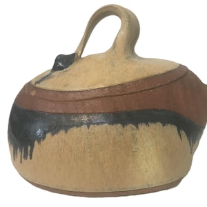 Plato con tapa de cerámica de estudio escultórico de Joyce van Loben Sels: vasija de cerámica artística firmada, cerámica vintage de Joyce van Loben Sels