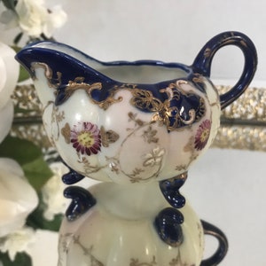 Crema de pie azul y blanco de porcelana vintage, Crema de cerámica azul cobalto y blanca pintada a mano, Crema de porcelana floral Chinoiserie