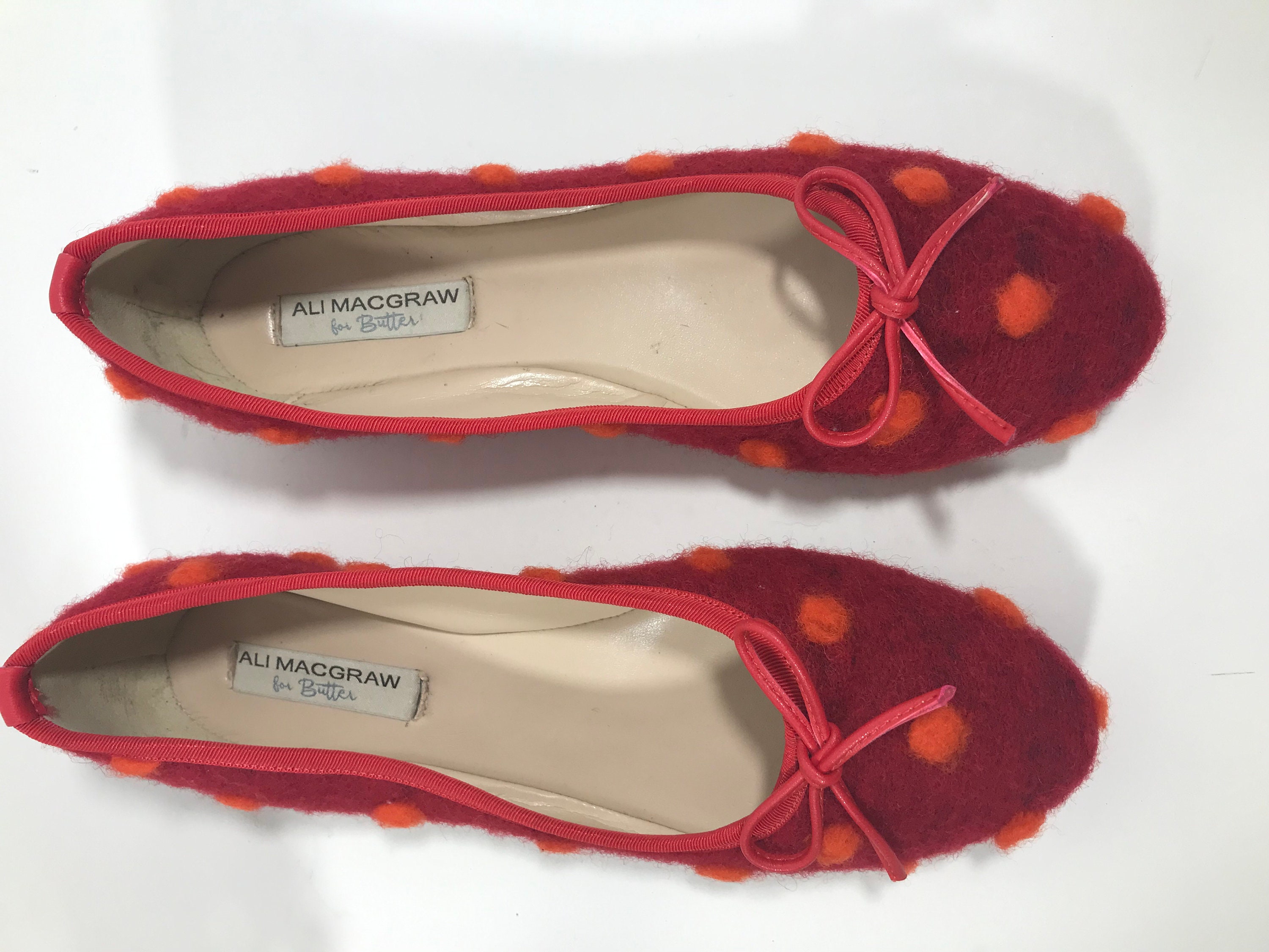 Bailarinas de lana afieltrada en color naranja y rosa de Ali MacGraw, zapatos de lunares en color naranja y rosa de Ali MacGraw for Butter, bailarinas de lunares de Ali MacGraw.