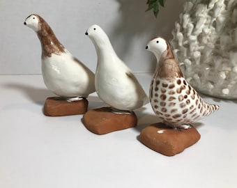 Vintage kunst aardewerk terracotta vogel trio beelden, unieke keramische gevlekte ambachtelijk gemaakte kwartelbeeldjes op terracotta basis, woondecoratie vogel