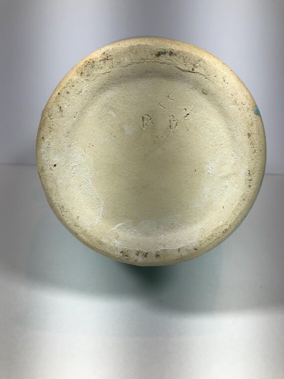 琥珀色の釉薬をかけた陶器のターコイズブルーの象の頭の取っ手が付いた