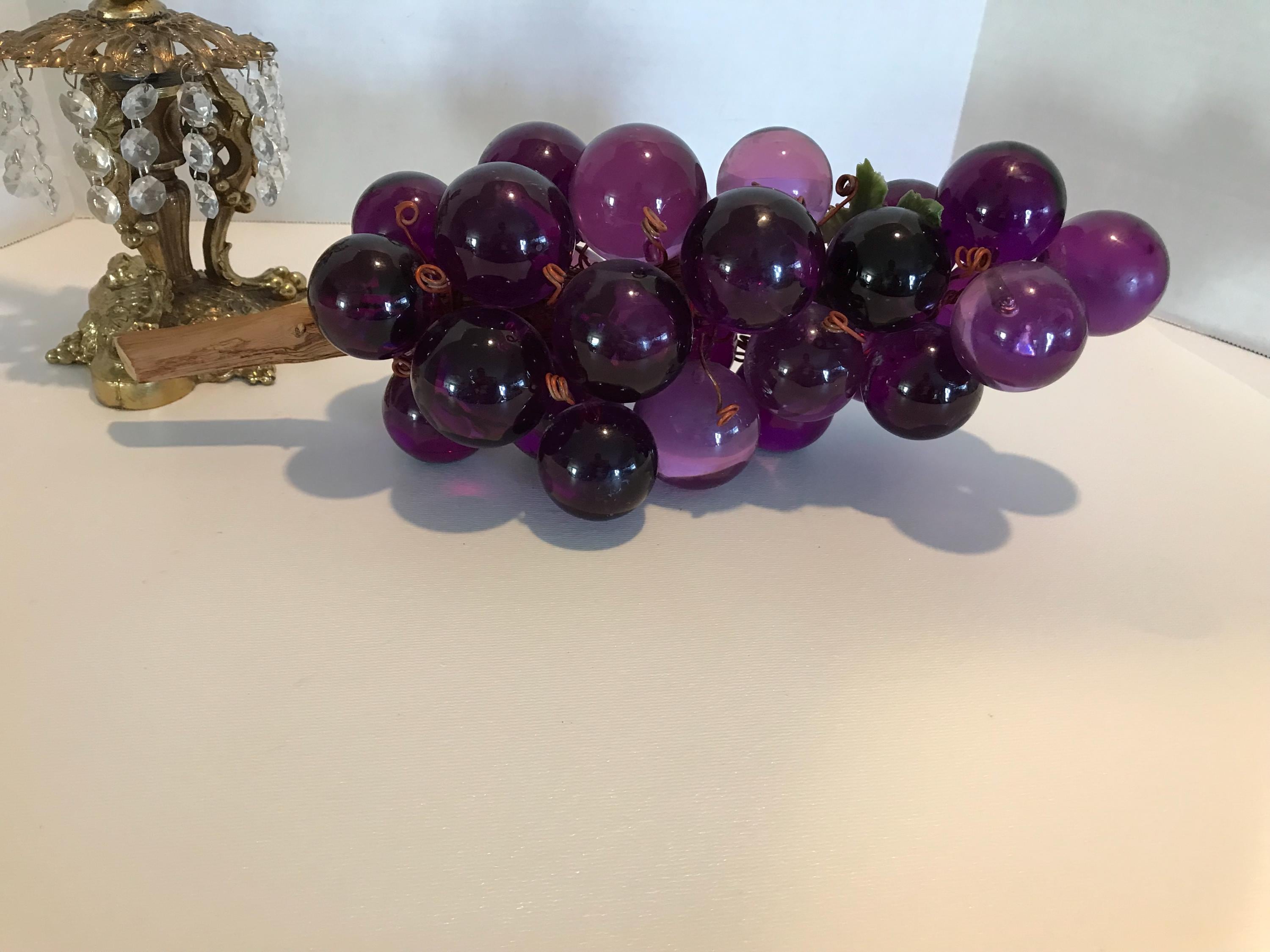 Vintage Mid Century lila getönte Lucite Trauben, große Lucite Traubentraube auf Holz, Vintage Hollywood Regency lila Traubendekor auf Holz