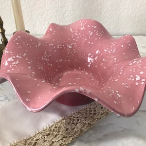Grande ciotola vintage a forma di floreale rosa maculato in ceramica da studio firmata, ceramica d&#39;arte con ciotola ondulata rosa maculata vintage, firmata, ciotola rosa vintage