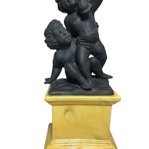 Vintage Mottahedeh Black Basalt Cherub Statue on Yellow Marble Base – Italian Figural Art, Neoclassical Decor, Signed Mottahedeh Italy