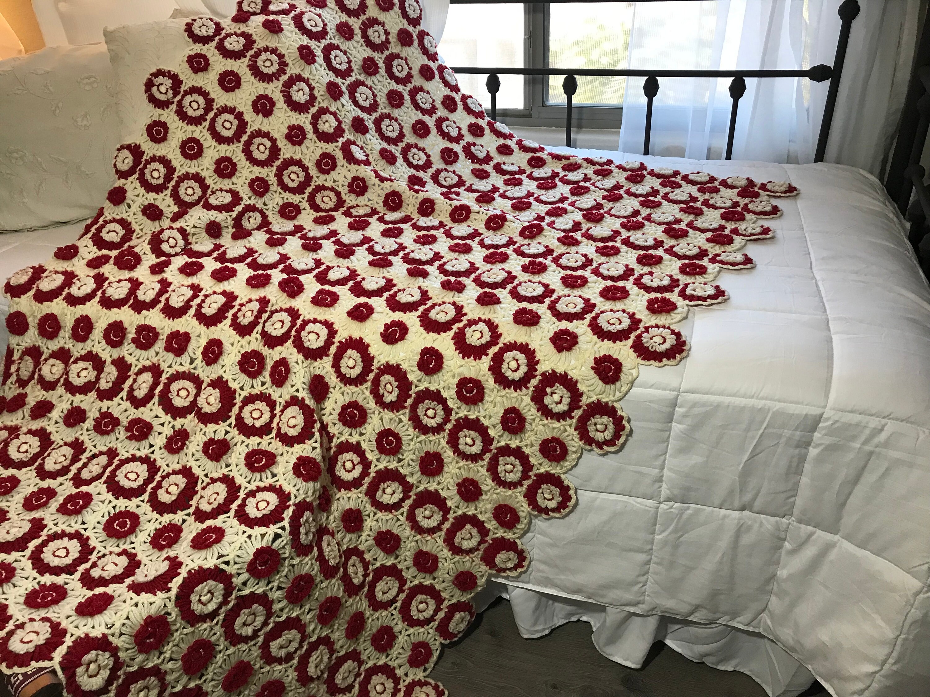 ヨーロッパ　アンティーク　クロシェブランケット ヴィンテージハンドメイド花柄クロシェブランケット 50x64インチ、赤と