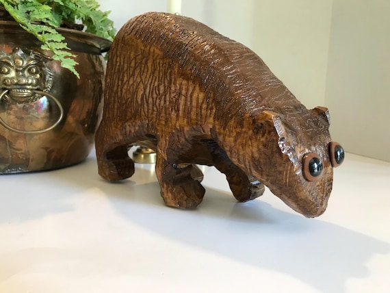 ヴィンテージの手彫りの木製クマの大きな像、目が飛び出たヴィンテージ