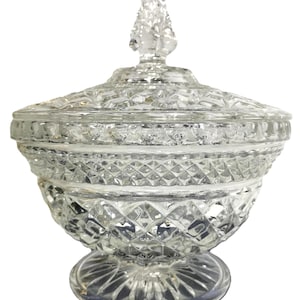 Bombonera vintage de cristal prensado estilo Hollywood Regency con pie, bol de cristal con tapa y pedestal, plato de cristal tallado con tapa, elegante bol de cristal con tapa