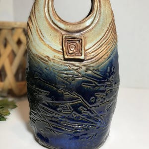 Vase sculptural vintage Studio Pottery signé, vase d'art contemporain en céramique texturée bleu-brun, poterie émaillée organique moderne