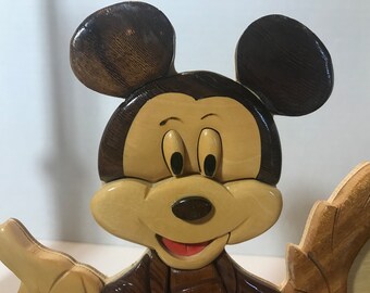 ビンテージのミッキーマウス木製額縁、手彫りの寄木細工のミッキー