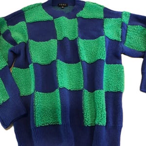 Suéter único con múltiples texturas en verde y azul, talla grande, suéter con diseño de cuadros en verde y azul de Fore, suéter único en azul y verde.