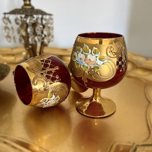 Set di 2 bicchieri da brandy vintage cechi in stile boho color rosso rubino, bicchieri smaltati dipinti a mano, calici da cognac dorati, accessori da bar in stile boho.