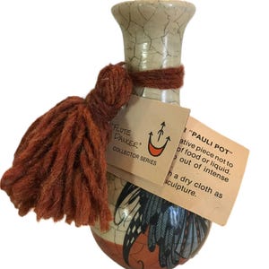 Jarrón Pauli Pot estilo suroeste vintage, diseño de bailarina de flauta pintado a mano, jarrón decorativo con esmalte craquelado, etiquetas originales, cerámica Pauli de la década de 1970.