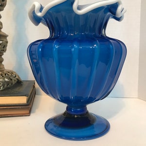 Vintage blue ruffle glass vase, Vintage blown glass ruffle vase, Fenton look blue white ruffle top urn vase, blue glass pedestal urn vase.
