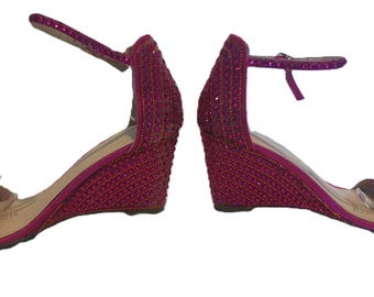 Vintage roze Betsey Johnson-schoenen met juwelen, levendige roze Betsey Johnson-schoenen met sleehak kristallen juwelen, Betsey Johnson roze kristallen schoenen