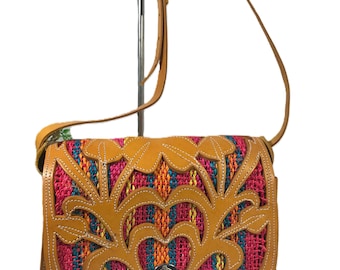 Vintage Handtasche aus punziertem Leder, Vintage Mexico punzierte Ledertasche mit bunt gewebtem Frontdetail, Naturleder in Mexiko