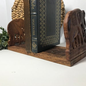 support de livre en bois vintage, support de livre extensible design éléphant en bois sculpté VTG, support d'étagère de livre bohème en bois sculpté avec base extensible.