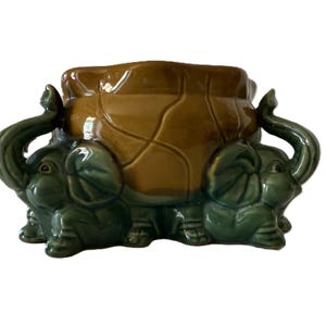 Maceta triple de cerámica esmaltada mayólica vintage con forma de elefante.