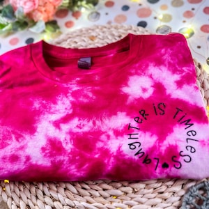 T-shirt Tie Dye ispirata a Disney Laughter is Timeless