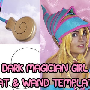Puede incluir: Una plantilla para un sombrero y una varita de cosplay de Dark Magician Girl. El sombrero es azul y rosa con una punta puntiaguda. La varita es de forma espiral dorada.