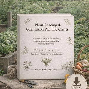 Puede incluir: Un libro titulado "Plant Spacing & Companion Planting Charts" con texto sobre jardinería. El libro está sobre una tela de arpillera con herramientas de jardinería, una cesta de verduras y un icono de descarga digital. El fondo muestra un jardín.