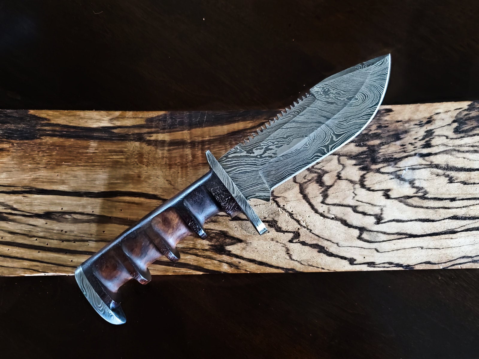 DAMASCUS KNIFE/ Titan/ Walnut scales TD-105 (Beast)