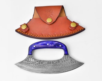 Könnte beinhalten: Ein blaues und silbernes Damaszener-Cleaver mit einem violetten Griff und einer braunen Lederscheide.
