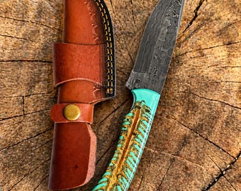 Titan Emerald Spine Damast Jagdmesser – Handgefertigte feststehende Klinge mit türkisem Resin-Griff