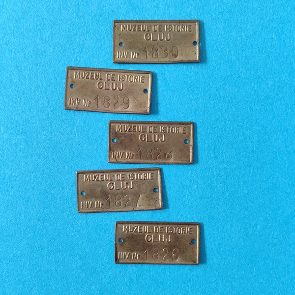 Meubelinventarislabel, vintage gestempelde metalen plaat, het Historisch Museum in Cluj, relikwie uit het communistische tijdperk, Roemenië verzamelen, serienummer