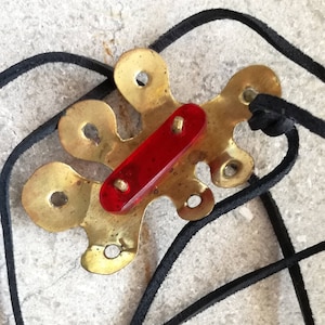 Pendentif en métal, bijoux vintage, en forme de fleur, plexiglas rouge, cordon en cuir, médaillon de déclaration, vêtements 3D, collier de sculpture, fabriqué à la main