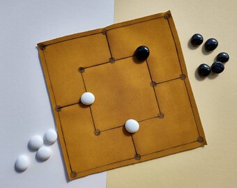 Handgemaakt Morris-spel voor zes heren, bord van natuurlijk leer met groene en witte glazen stenen, replica van het oude spel, re-enactment museumwinkel
