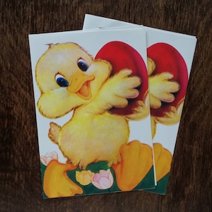 Cartão de Páscoa vintage sem uso, cartão em branco, impressão colorida retrô, design antigo, cartão de felicitações em papel, pintinho e ovo, perspectiva nostálgica, cartão de primavera
