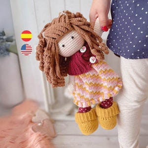 Patrón de muñeca amigurumi Sara, incluye a su oveja, PDF descargable / Inglés - Español