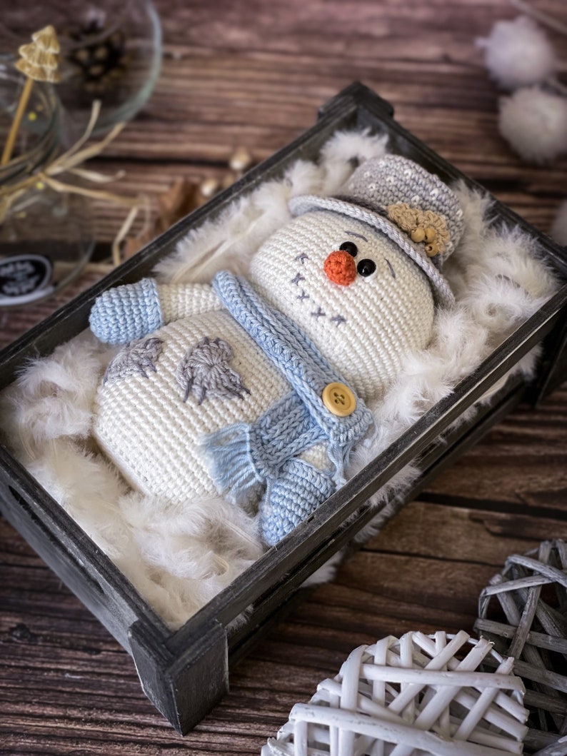 Schneemann-Amigurumi-Anleitung, Weihnachtshäkelanleitung (PDF), Schneemann mit Mütze (Anleitung), Strickanleitung / Spanisch, Englisch, Französisch Bild 4