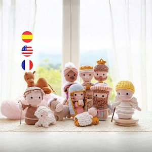 Może przedstawiać: Biały ceramiczny kubek z czarnym uchwytem i napisem "But First, Coffee" pogrubioną czcionką. Kubek jest ustawiony na rozmytym tle, sugerującym przytulne otoczenie.