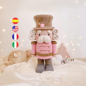 Amigurumi-Häkelanleitung für einen Nussknacker (PDF) – Theo Weihnachtssoldat / Spanisch, Englisch, Italienisch, Französisch