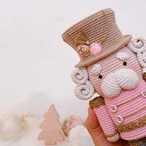 Theo the nutcracker amigurumi christmas pattern, schiaccianoci PDF /English Español Italiano imagen 6