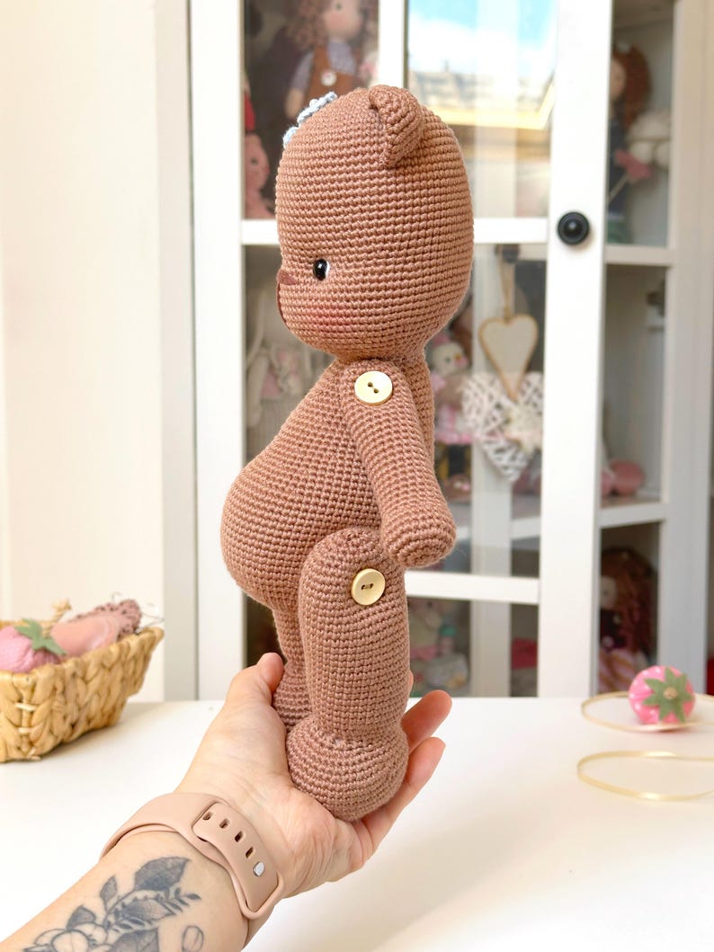 Op de afbeelding: Een set van drie keramische mokken met een gespikkelde, matte afwerking. De mokken zijn in cr&egrave;me, lichtgrijs en donkergrijs. Elke mok heeft een eenvoudig, minimalistisch ontwerp en een afgeronde handgreep.
