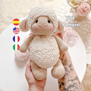 Puede incluir: Una taza de cerámica blanca con un asa negra y el texto "But First, Coffee" en negro, con una fuente de estilo manuscrito. La taza está sobre una superficie blanca.