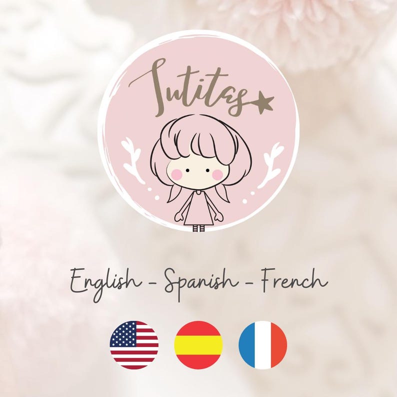 K&ouml;nnte beinhalten: Rosafarbener Kreis-Logo mit dem Wort "Sutitas" und einem Stern. Ein Cartoon-M&auml;dchen mit rosa Haaren befindet sich in der Mitte des Kreises. Der Text "English - Spanish - French" befindet sich unterhalb des Kreises. Die amerikanische, spanische und franz&ouml;sische Flagge befinden sich unterhalb des Textes.