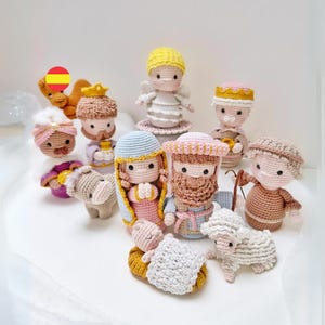 Szopka Amigurumi obejmuje świętą rodzinę, mędrców, anioła, pasterza, owcę, wielbłąda i wołu. / Hiszpański