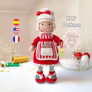 Puede incluir: Muñeca de ganchillo de la Sra. Claus con un vestido rojo y un delantal a rayas blancas y rojas. La muñeca tiene un sombrero blanco con un lazo rojo, gafas y sostiene un pequeño árbol de Navidad verde. El texto "PDF Pattern" es visible.