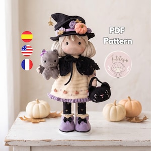 Peut inclure: Une poupée au crochet portant un chapeau de sorcière noir avec des petites citrouilles, une robe crème brodée de citrouilles, une cape noire et des bottes violettes. Elle tient une petite chauve-souris grise et un sac chat. Texte PDF Pattern et Sutitas.
