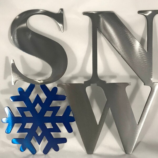 Arte de pared de metal con copos de nieve