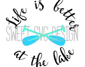 A vida é melhor no lago SVG, Lake Quote SVG, paddles svg, lake, caiaque svg, barco svg, arquivo digital, design de decalque, Jpeg, png, comercial