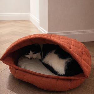 Cuccia per gatti in lino trapuntato con imbottitura in lana: cuccia per gatti in lana fatta a mano, cuccia per gatti naturale e traspirante immagine 1